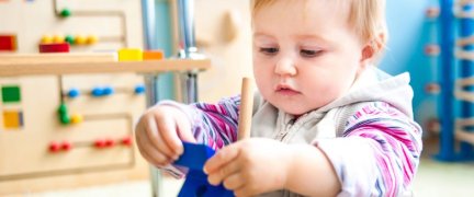 metodo-montessoriano-aiuta-il-bambino-a-fare-da-solo-1862852012[2491]x[1038]780x325